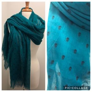 Fashion scarf w/ skulls!